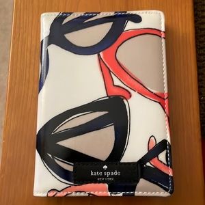 BRAND NEW KATE SPADE “DAYCATION” TOSSED SUNGLASSES PASSPORT CASE.